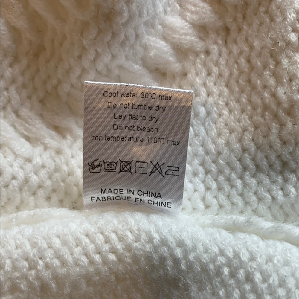 Cozy White Men’s X-Large Cable Knit Cardigan - Picture 6 of 8